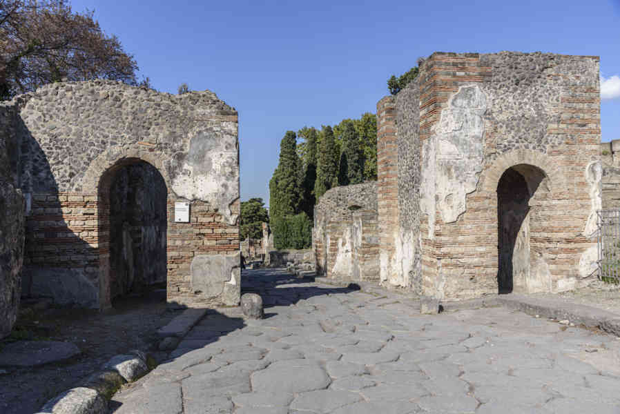 112 - Italia - Pompeya - parque arqueológico de Pompeya - Puerta de Herculano.jpg